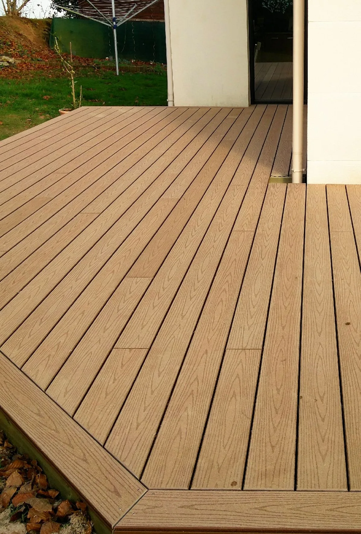 Terrasse en lames composites ton bois